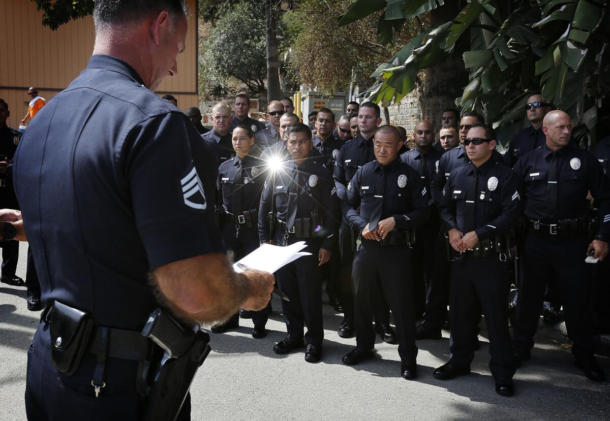 Un sargento habla con un pelotón de oficiales de la División Metropolitana de LAPD.