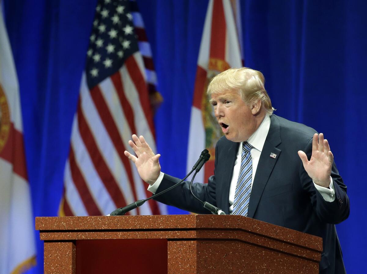 El aspirante presidencial republicano Donald Trump en un acto de campaña en Orlando, Florida.