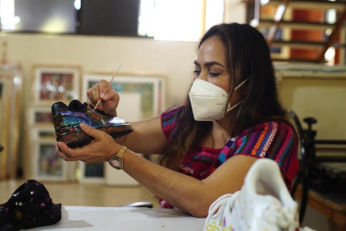 Artista Mexicana Se Reinventa Pintando Zapatos Deportivos Por El Día De Los Muertos Los 7101