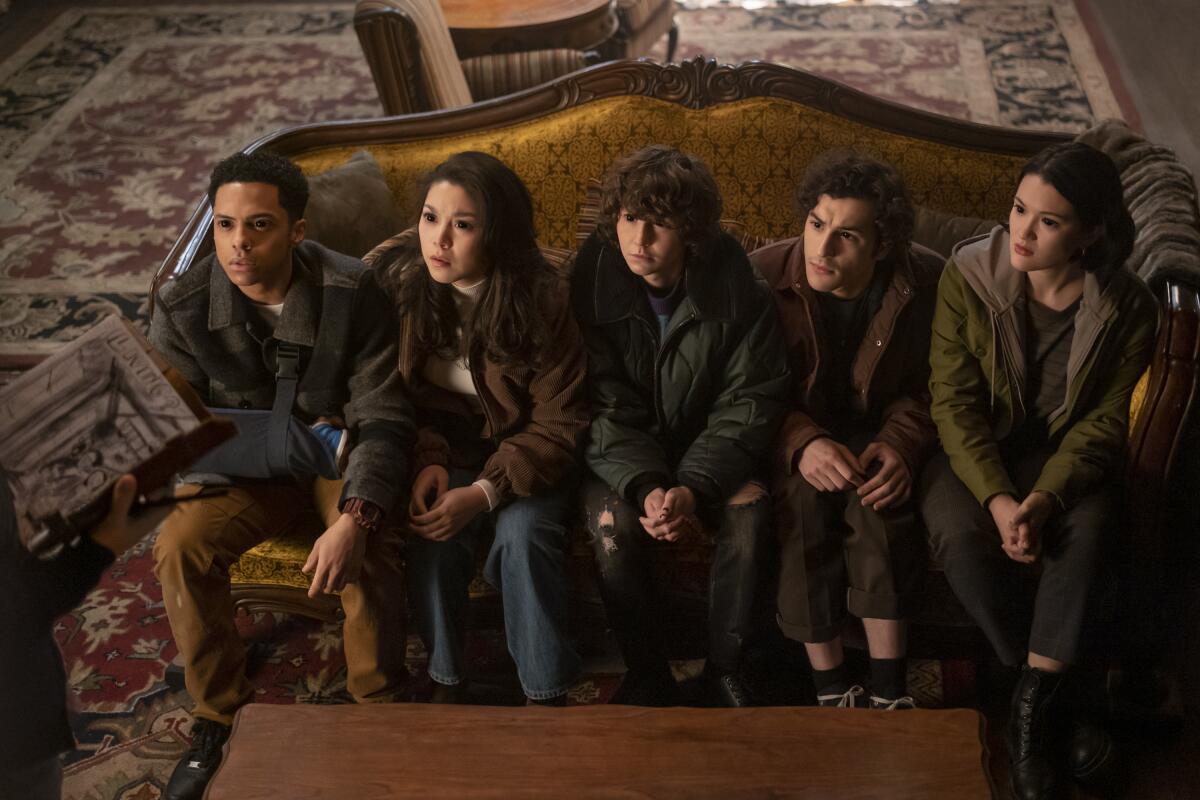 πέντε έφηβοι που κάθονται σε έναν καναπέ