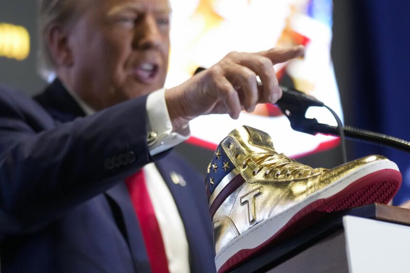 El precandidato republicano a la presidencia, el expresidente Donald Trump, durante una convención de zapatos deportivos en Filadelfia, el sábado 17 de febrero de 2024. (AP Foto/Manuel Balce Ceneta)