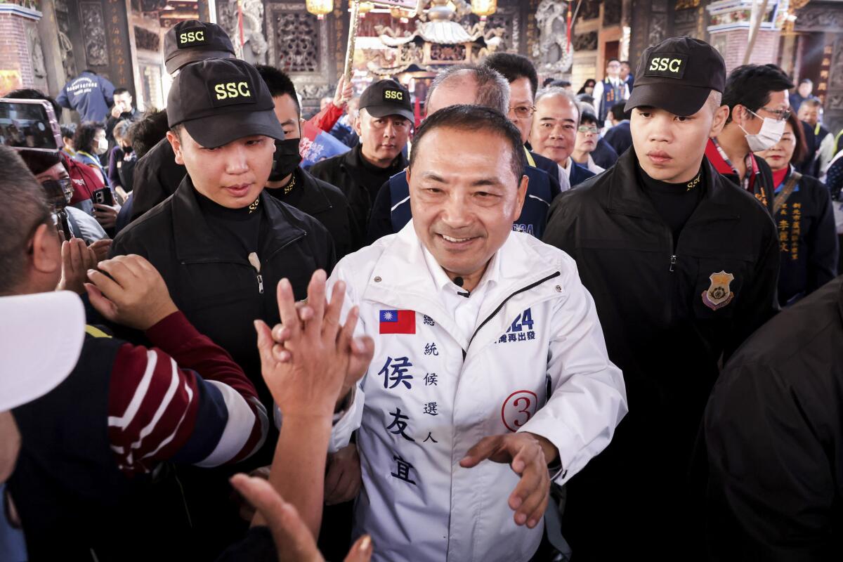 Hou Yu-ih shakes hands with his followers in New Taipei City on January 5.