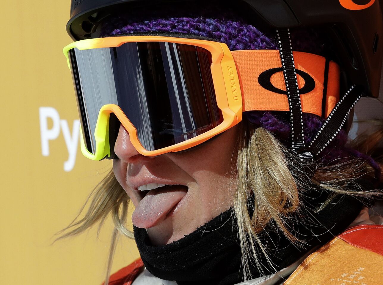 La estadounidense Jamie Anderson muestra la lengua tras observar la puntuación que le reditúa la medalla de oro en el snowboarding, dentro de la modalidad de slopestyle, el lunes 12 de febrero de 2018, en los Juegos Olímpicos de Invierno en Pyeongchang, Corea del Sur (AP Foto/Lee Jin-man)
