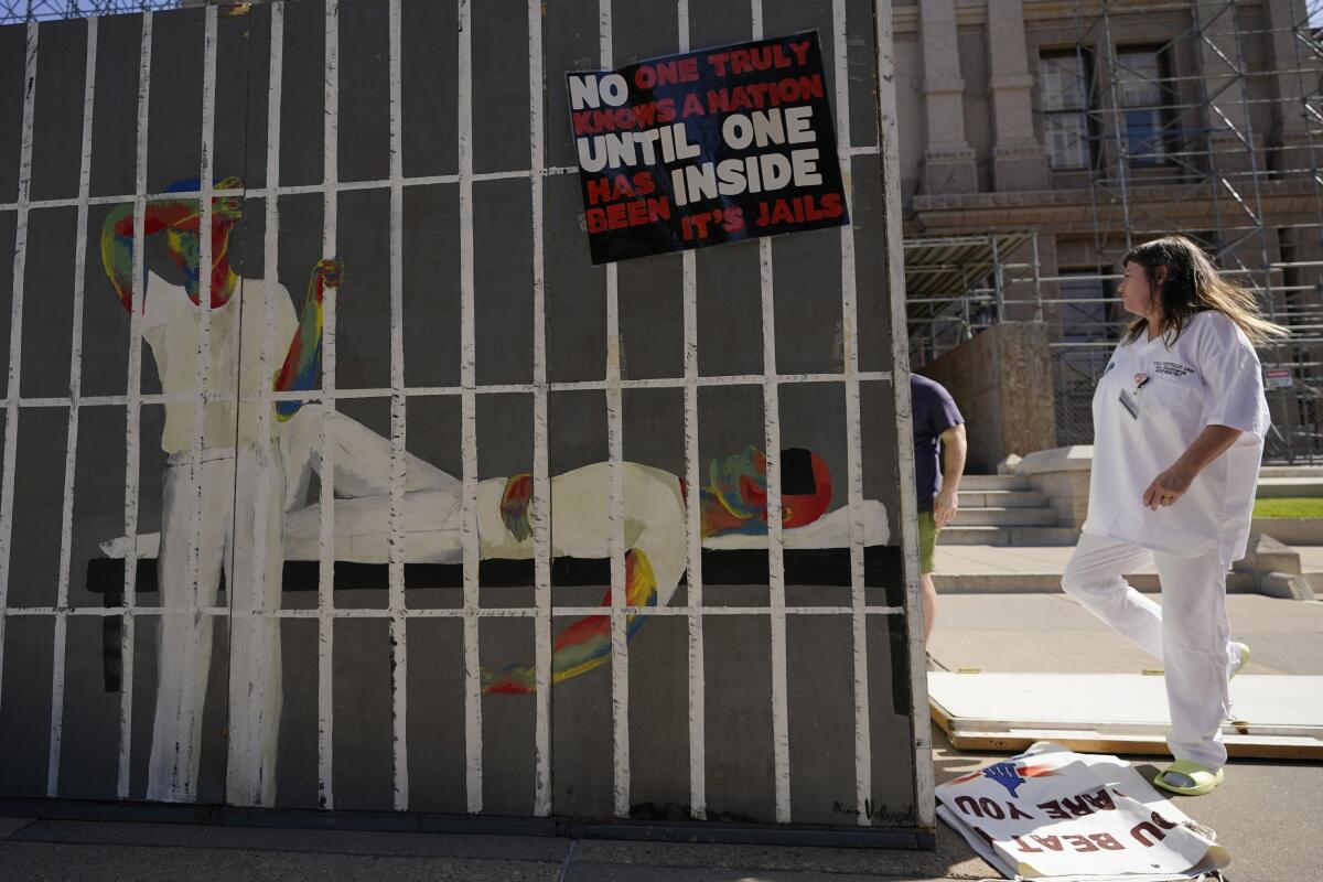 ARCHIVO - Activistas que apoyan la instalación de aire acondicionado en prisiones de Texas 