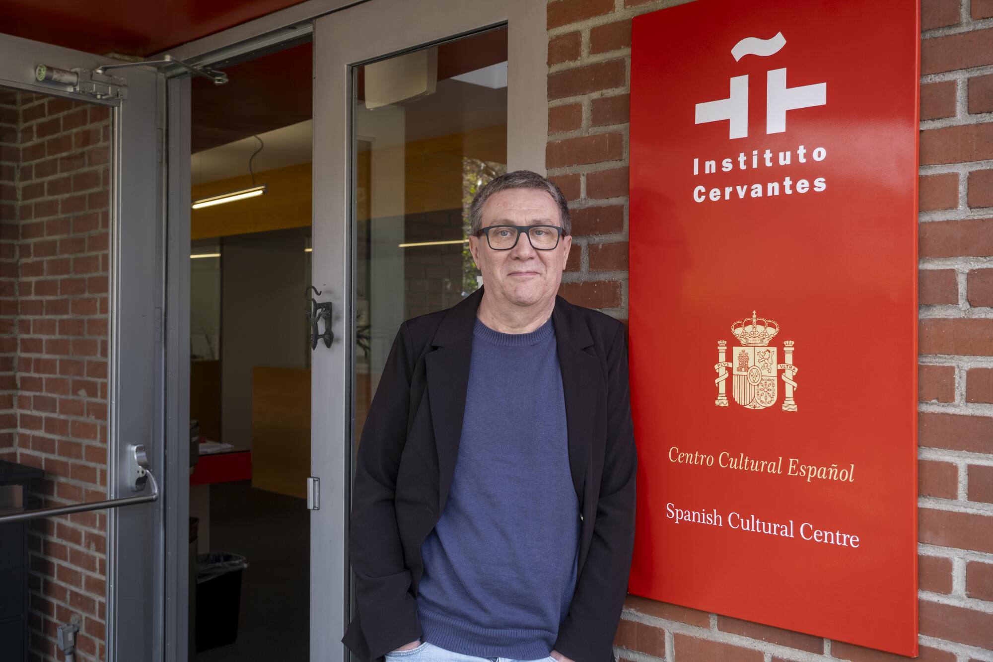 Luis Martín, director del Instituto Cervantes, posa en la entrada principal de la sede que funciona en