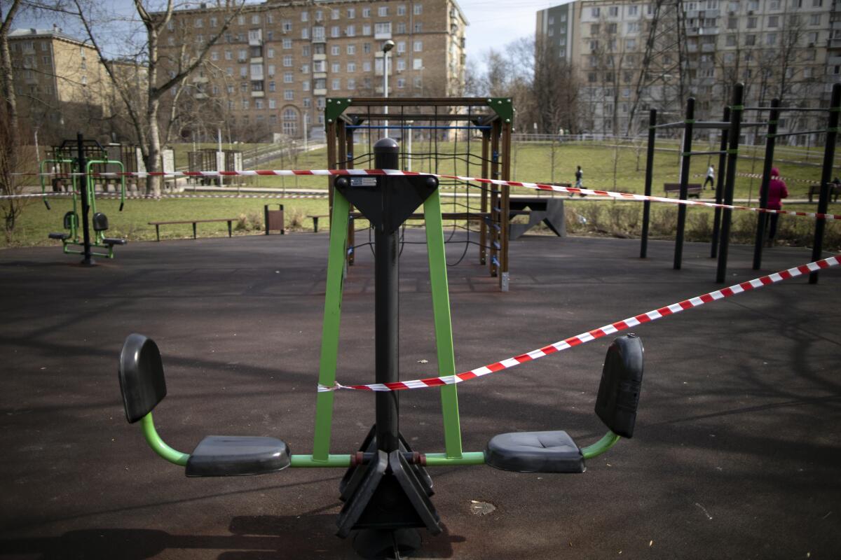 Un gimnasio al aire libre en Moscú, cerrado por la contingencia debido al coronavirus, en Rusia, el jueves 9 de abril de 2020. (AP Foto/Alexander Zemlianichenko)