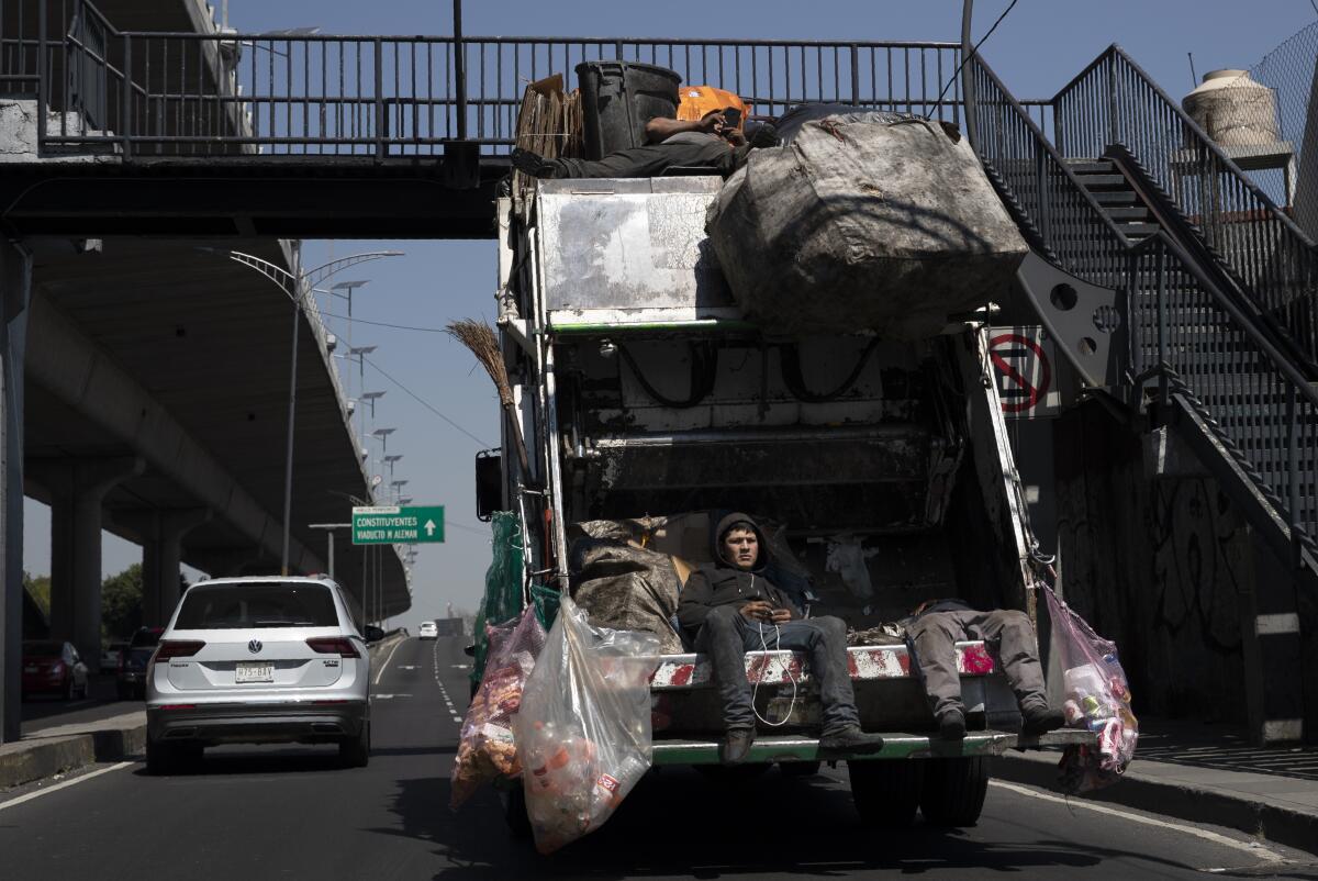 ARCHIVO - Recolectores de basura en la Ciudad de México, el martes 6 de octubre de 2020.