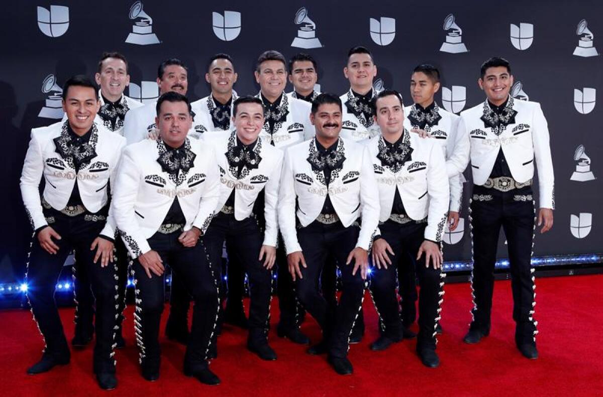 José Hernández y el Mariachi Sol de México celebran su nominación al Latin Grammy.