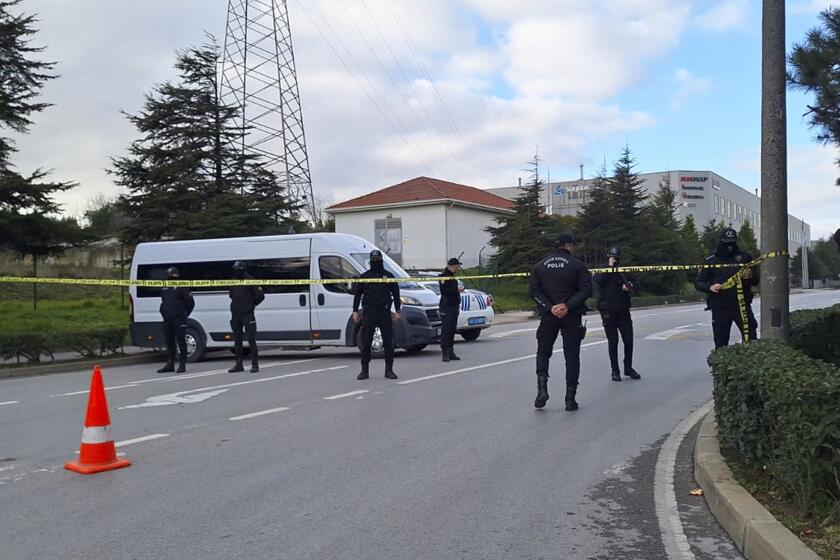 Policías acordonan el exterior de la fábrica de Procter & Gamble cerca de Gebze, en el noroeste de Turquía, el jueves 1 de febrero de 2024. (Dia Images vía AP)