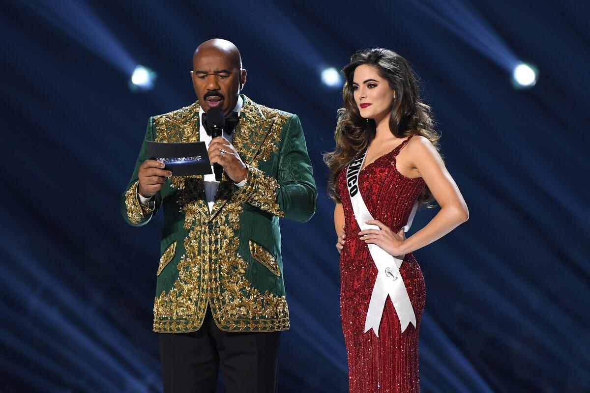 Steve Harvey entrevista a Miss Mexico Sofía Aragón en el escenario de Miss Universo celebrada en Atlanta.
