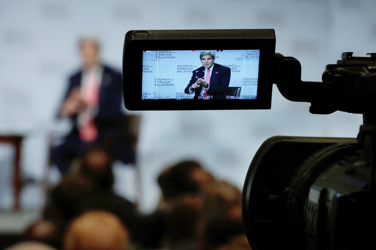 El secretario de Estado norteamericano John Kerry es visto en el monitor de una cámara de televisión mientras habla sobre el acuerdo nuclear con Irán, el viernes 24 de julio de 2015 en Nueva York. (Foto AP/Richard Drew)