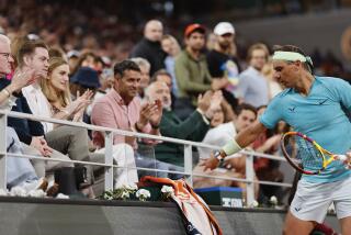 Los espectadores aplauden al español Rafael Nadal durante su partido de primera ronda del torneo de tenis Abierto de Francia contra el alemán Alexander Zverev en el estadio Roland Garros en París, el lunes 27 de mayo de 2024. (AP Foto/Jean-François Badias)