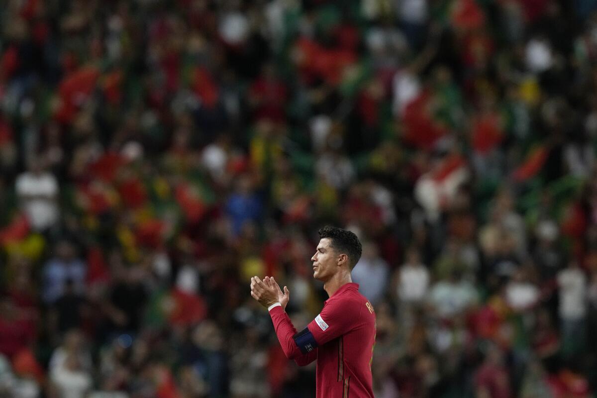 Cristiano Ronaldo, de la selección portuguesa, aplaude tras un cotejo de la Liga de Naciones 