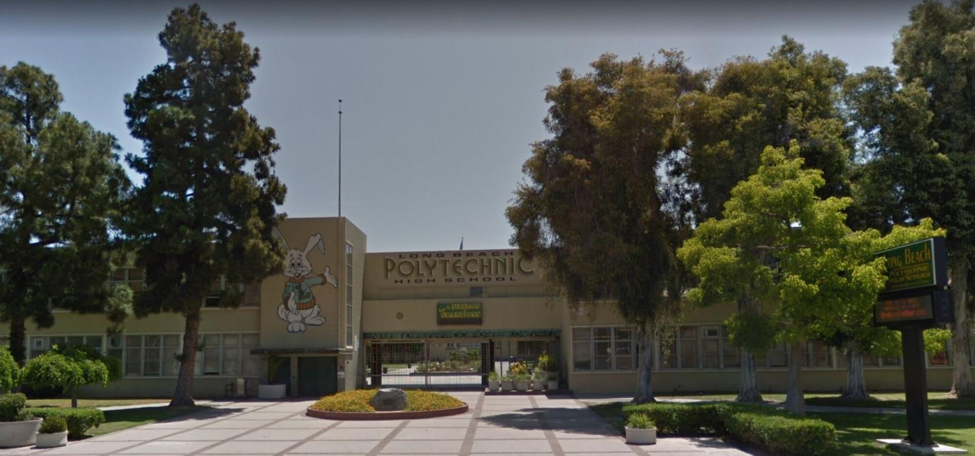 Vista de la calle de la Escuela Secundaria Politécnica de Long Beach. 