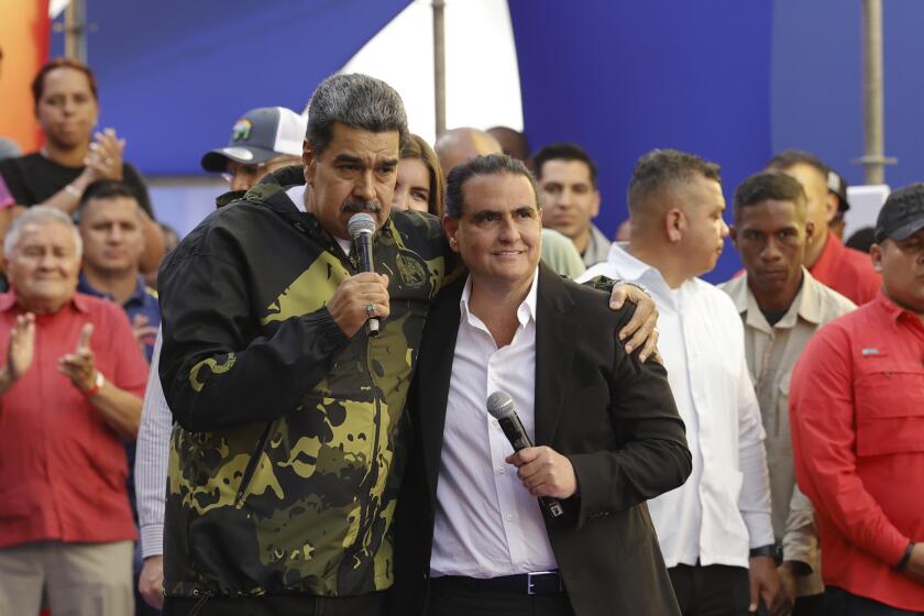 ARCHIVO - El presidente venezolano Nicolás Maduro y el empresario Alex Saab se abrazan duante un evento para conmemorar el golpe de Estado de 1958 en el que fue derrocado el dictador Marcos Pérez Jiménez, el 23 de enero de 2024, en Caracas, Venezuela. (AP Foto/Jesús Vargas, archivo)