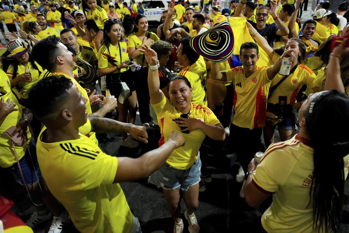 Aficionados colombianos celebran afuera del Bak of America Stadium al final de la semifinal