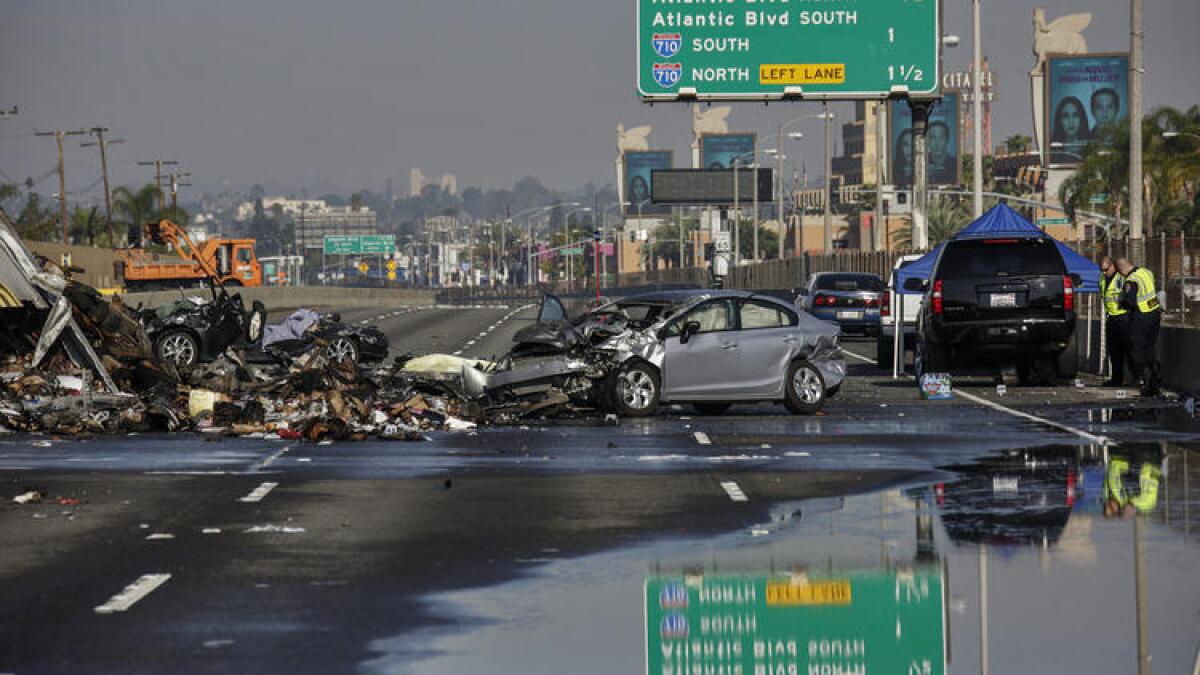 Desechos sobre la Autopista 5 a la altura de Commerce, luego del accidente en el que perdieron la vida tres personas por el choque de varios vehículos.