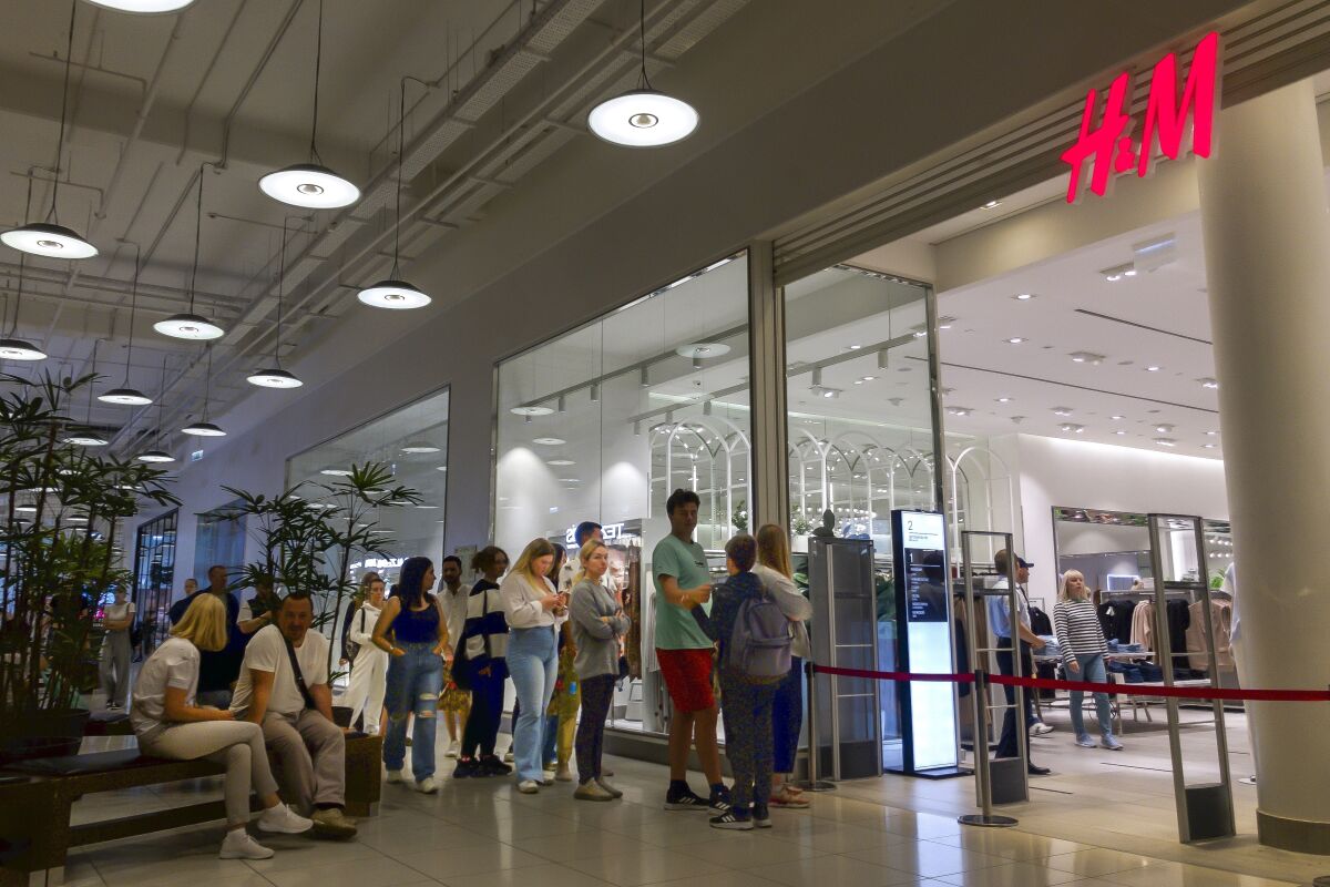 La gente hace fila para ingresar a una tienda de H&M y comprar artículos en oferta en el centro comercial Aviapark en Moscú, Rusia, el martes 9 de agosto de 2022. (Foto AP/Alexander Zemlianichenko)