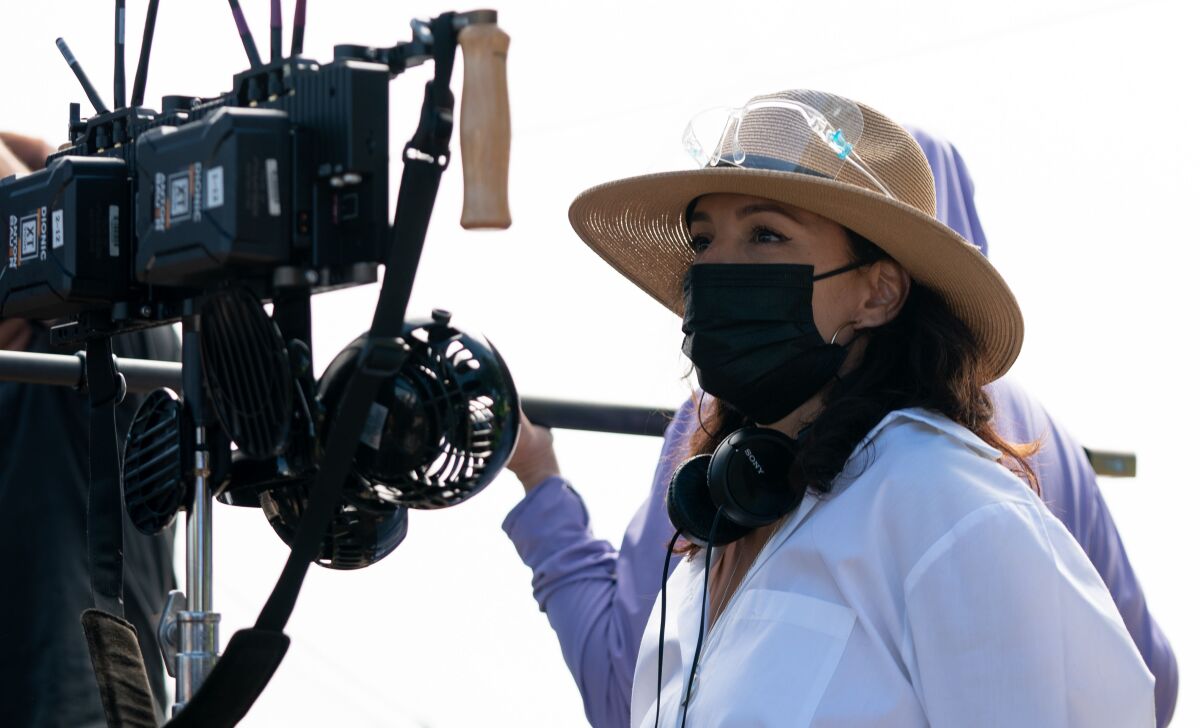 Mujer frente a la cámara del director.