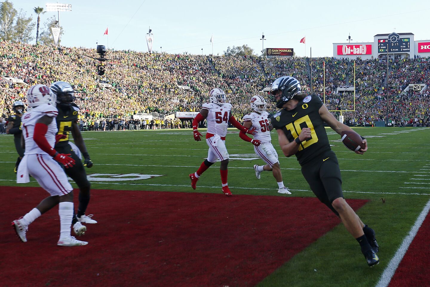Oregon quarterback Justin Herbert scores a touchdown against Wisconsin during the second quarter.