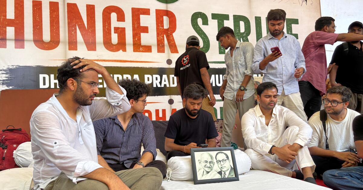 La police indienne emmène Cockroach, militant du parti Janata, à l’hôpital pour une grève de la faim