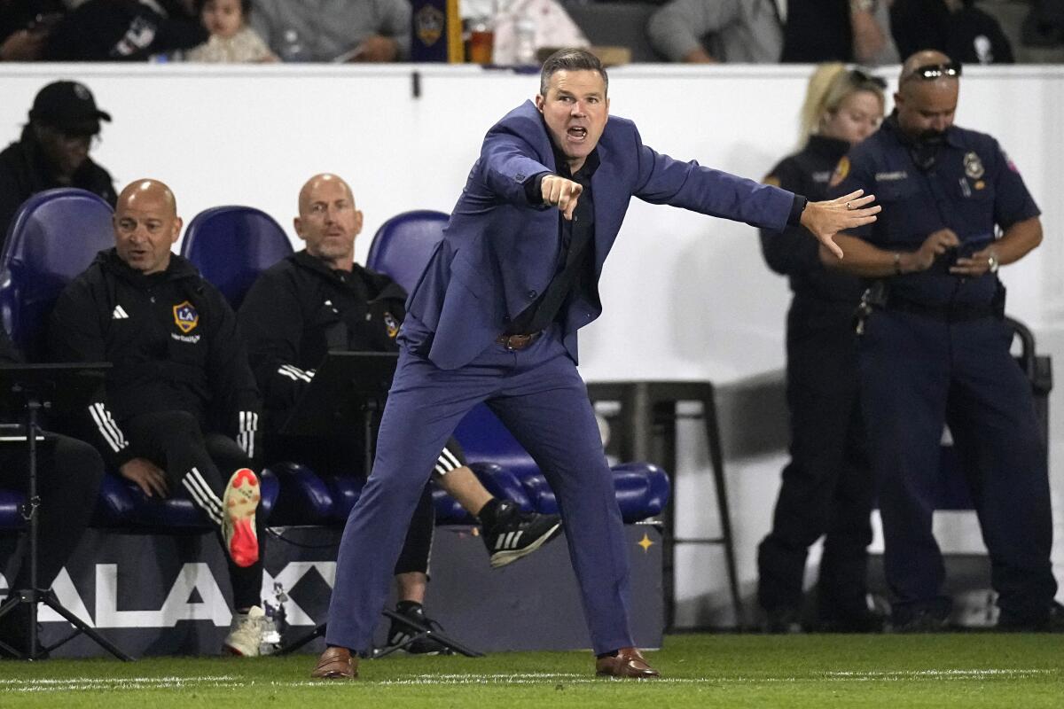 LA Galaxy head coach Greg Vanney ge