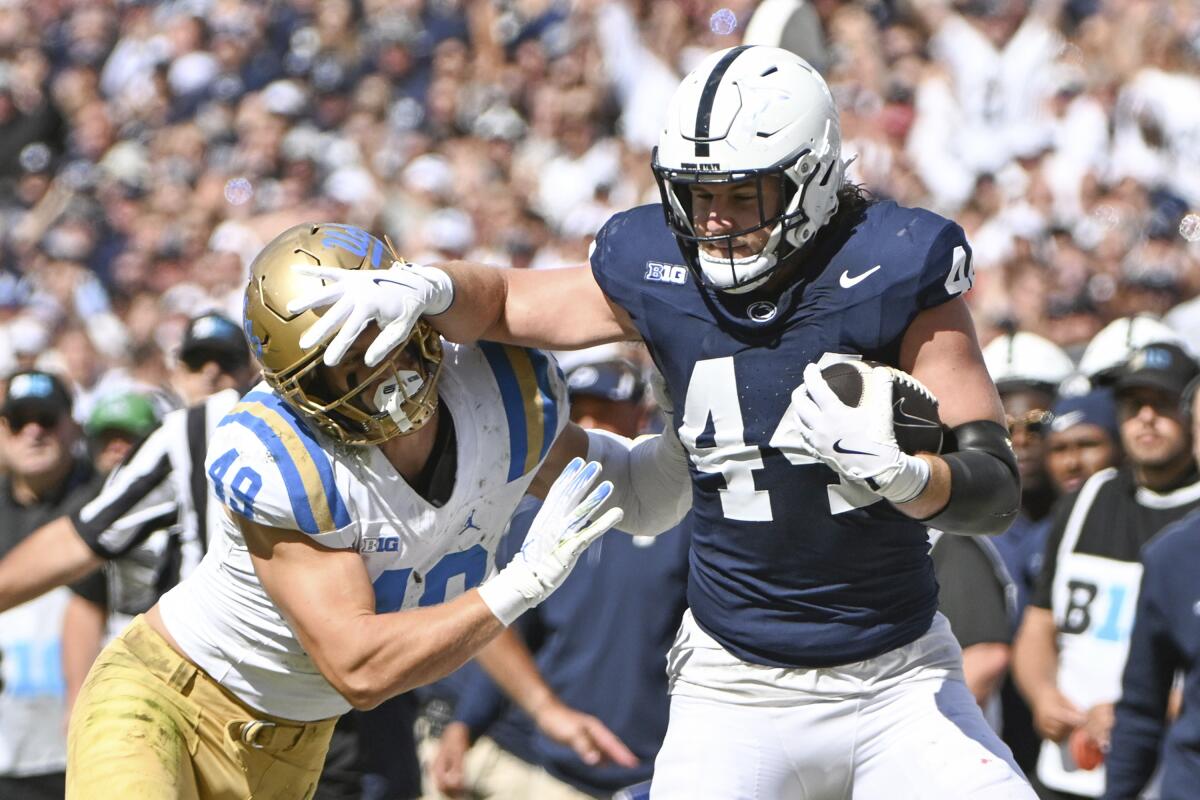 A UCLA linebacker tackles a Penn State tight end 