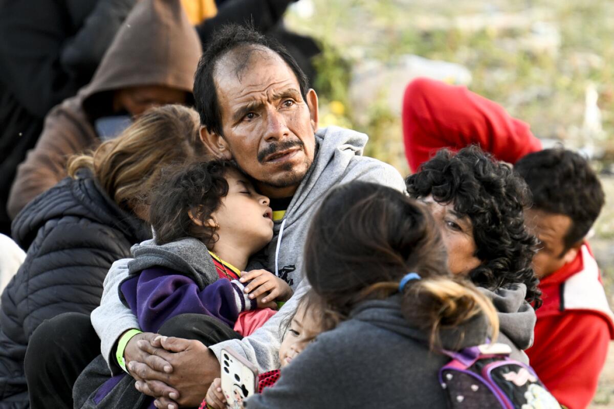 Solicitantes de asilo esperan entre la doble barda en territorio estadounidense