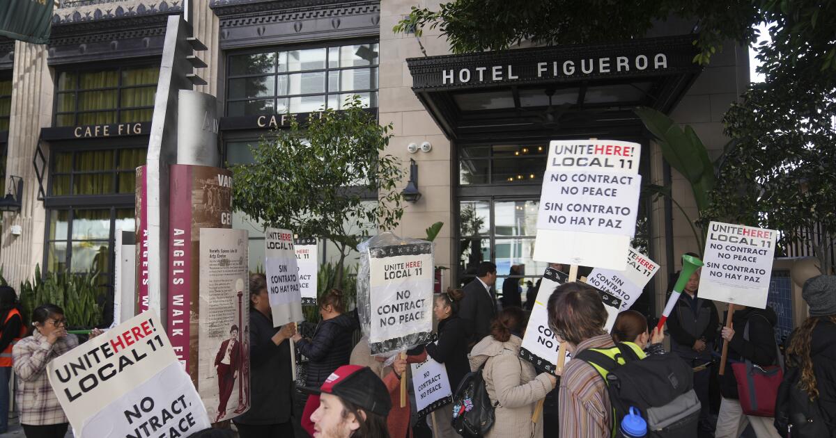 In deal with union, Hotel Figueroa in downtown L.A. to hire back some restaurant workers