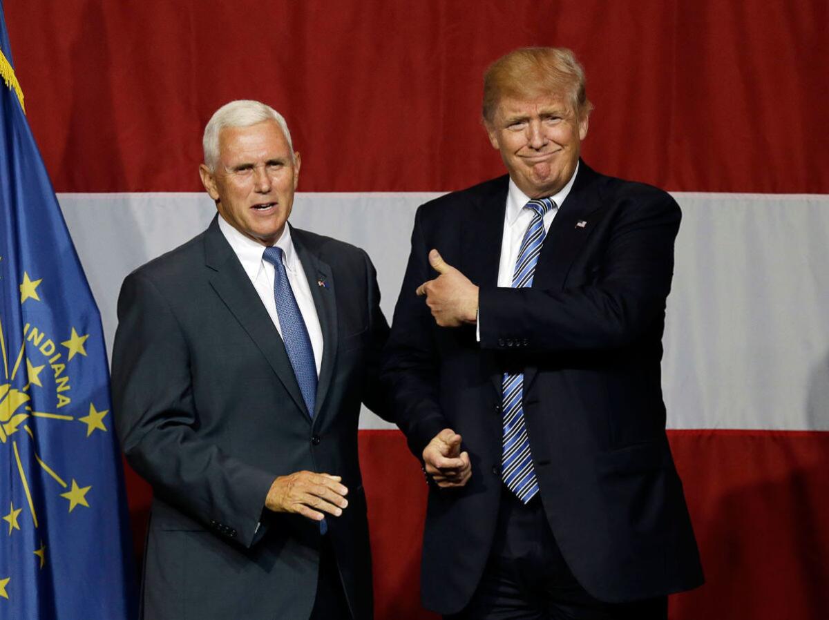 Mike Pence (i) con el presidente electo Donald Trump.