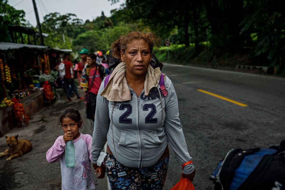 Ana María Fonseca Pérez y su sobrina Francesca Huerta Pérez, de 4 años, caminan por la Ruta 55, seguidas por otros seis familiares y amigos. Fonseca salió de Venezuela después de que su esposo e hijo murieron. "Vine aquí para poder olvidar", dijo.