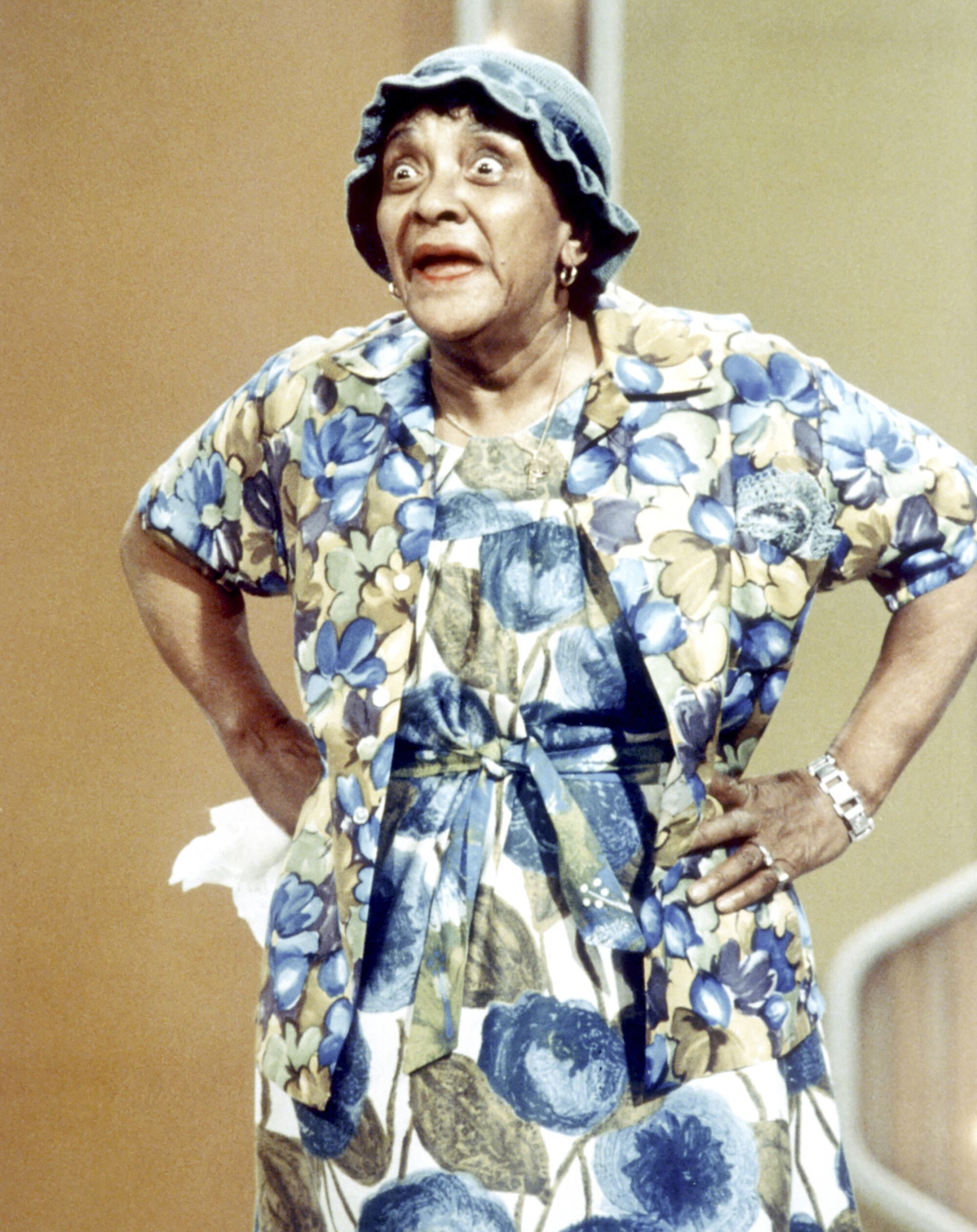 Moms Mabley stands with her hands on her hips