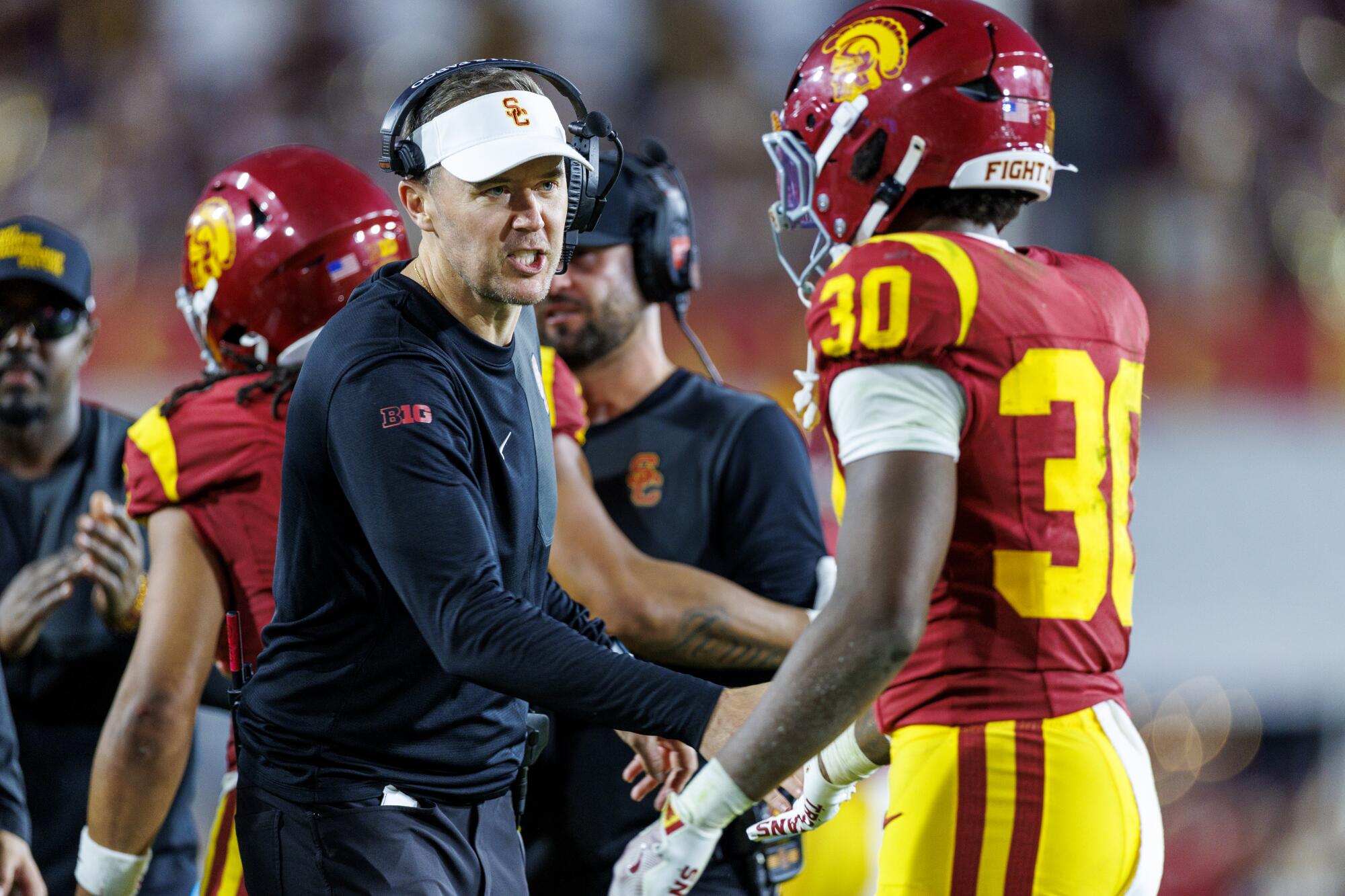 El entrenador de USC, Lincoln Riley, felicita al corredor King Miller después de que Miller anota un touchdown.
