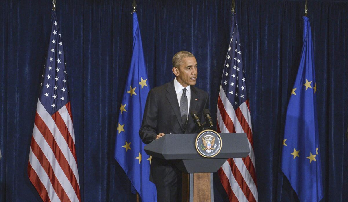 POL016 VARSOVIA (POLONIA) 08/07/2016.- El presidente de Estados Unidos, Barack Obama (c), interviene durante una rueda de prensa conjunta con el presidente del Consejo Europeo, Donald Tusk (i), y con el presidente de la ComisiÛn Europea, Jean-Claude Juncker (d), tras una reuniÛn celebrada en el marco de la cumbre de la OTAN, en Varsovia, Polonia, hoy, 8 de julio de 2016, en Varsovia, Polonia. Obama destacÛ hoy la necesidad de que la UniÛn Europea (UE) y el Reino Unido cooperen para garantizar una transiciÛn "adecuada y fluida" tras la decisiÛn brit·nica de salir del bloque europeo. Durante dos dÌas, los jefes de Estado y de Gobierno de los 28 paÌses que conforman la Alianza se reunir·n en Varsovia con el objetivo principal de reforzar la lucha contra el D‡esh. EFE/Jakub Kaminski PROHIBIDO SU USO EN POLONIA ** Usable by HOY and SD Only **