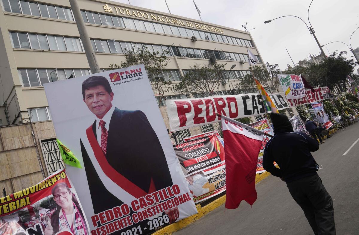 Una foto del candidato presidencial Pedro Castillo yace frente al Jurado Nacional de Elecciones, en Lima, Perú.