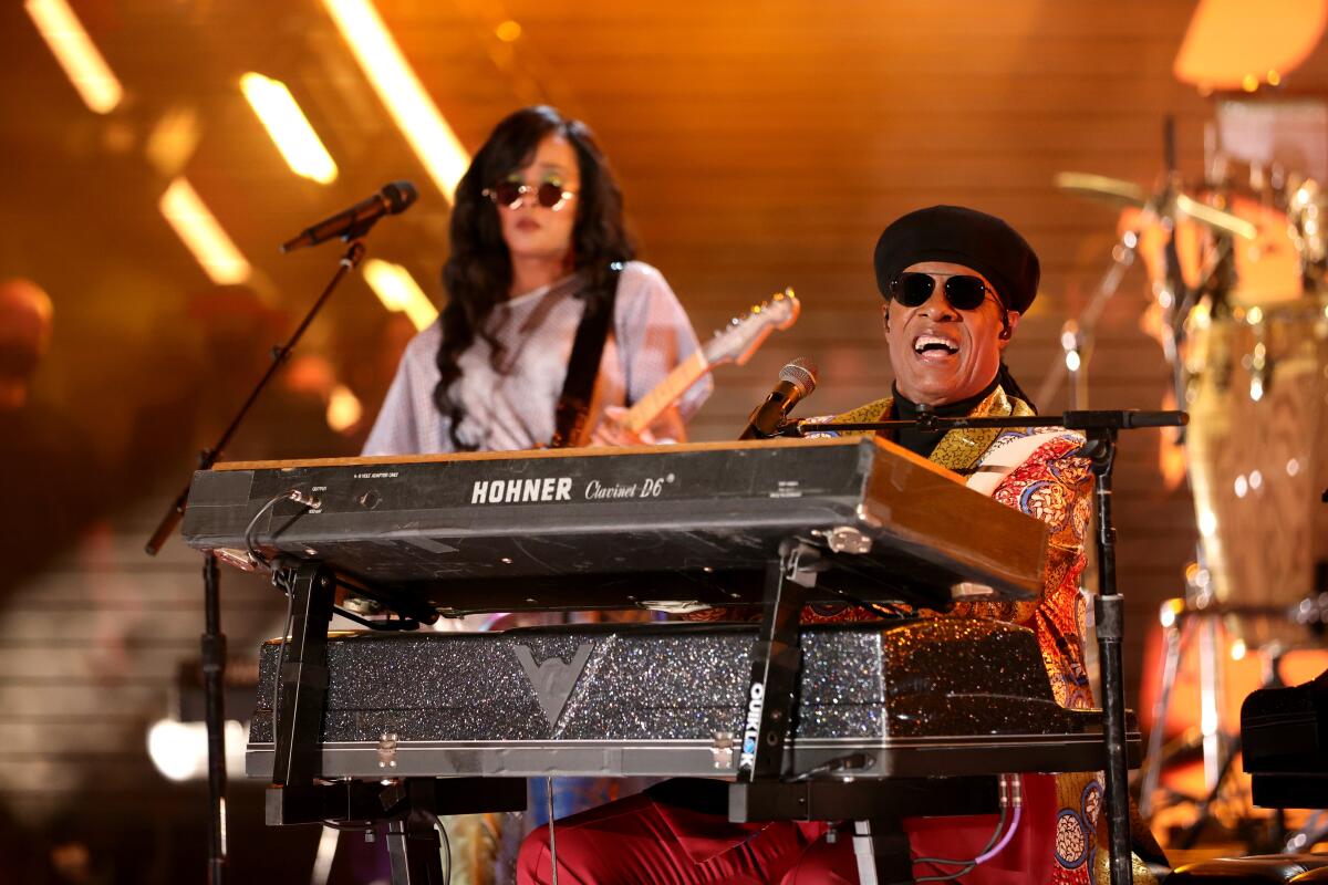 H.E.R.y Stevie Wonder durante su actuación en Global Citizen Live.