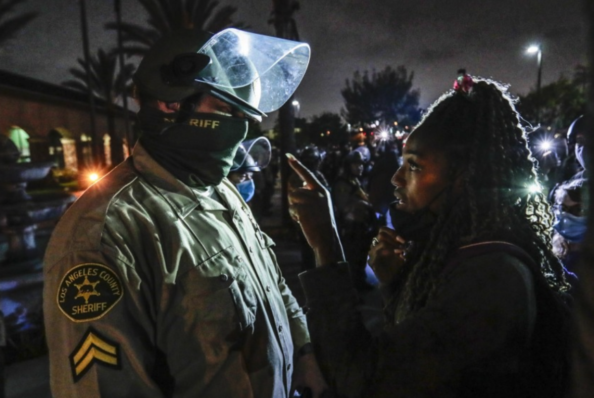 Los manifestantes protestan en la estación del sheriff del sur de Los Ángeles