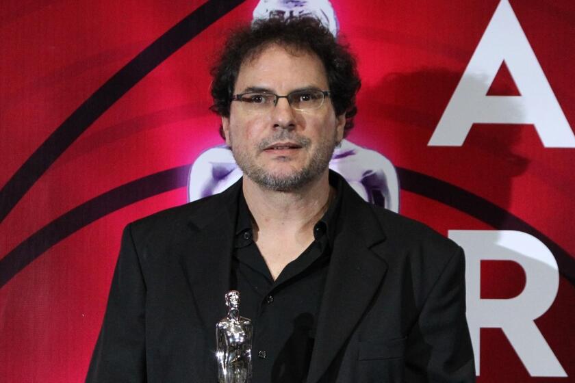 El guionista y cineasta mexicano Carlos Cuarón mientras posa en una alfombra roja en Ciudad de México.