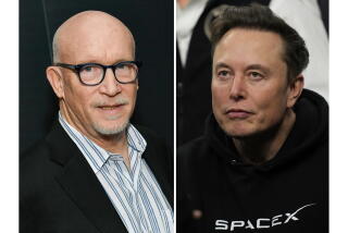 Esta combinación de imágenes muestra al cineasta Alex Gibney, izquierda, y a Elon Musk.