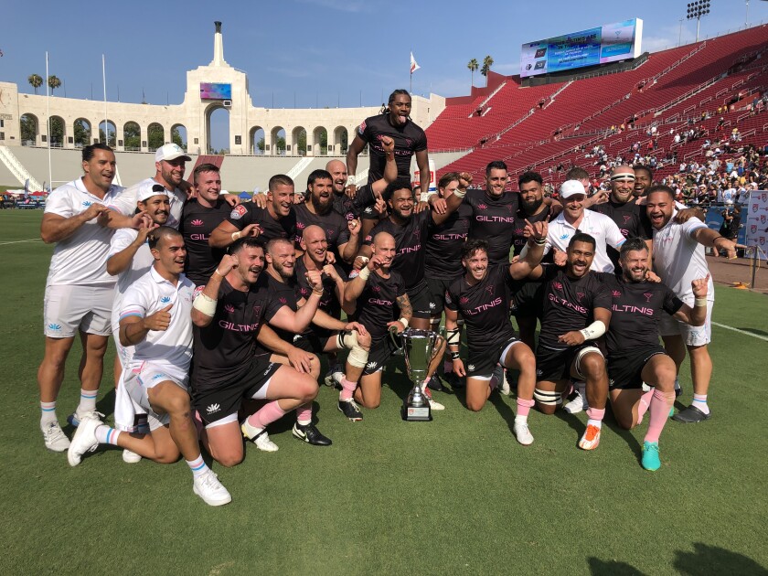 Jugadores y entrenadores del LA Giltinis festejan el Campeonato del Oeste el pasado fin de semana.