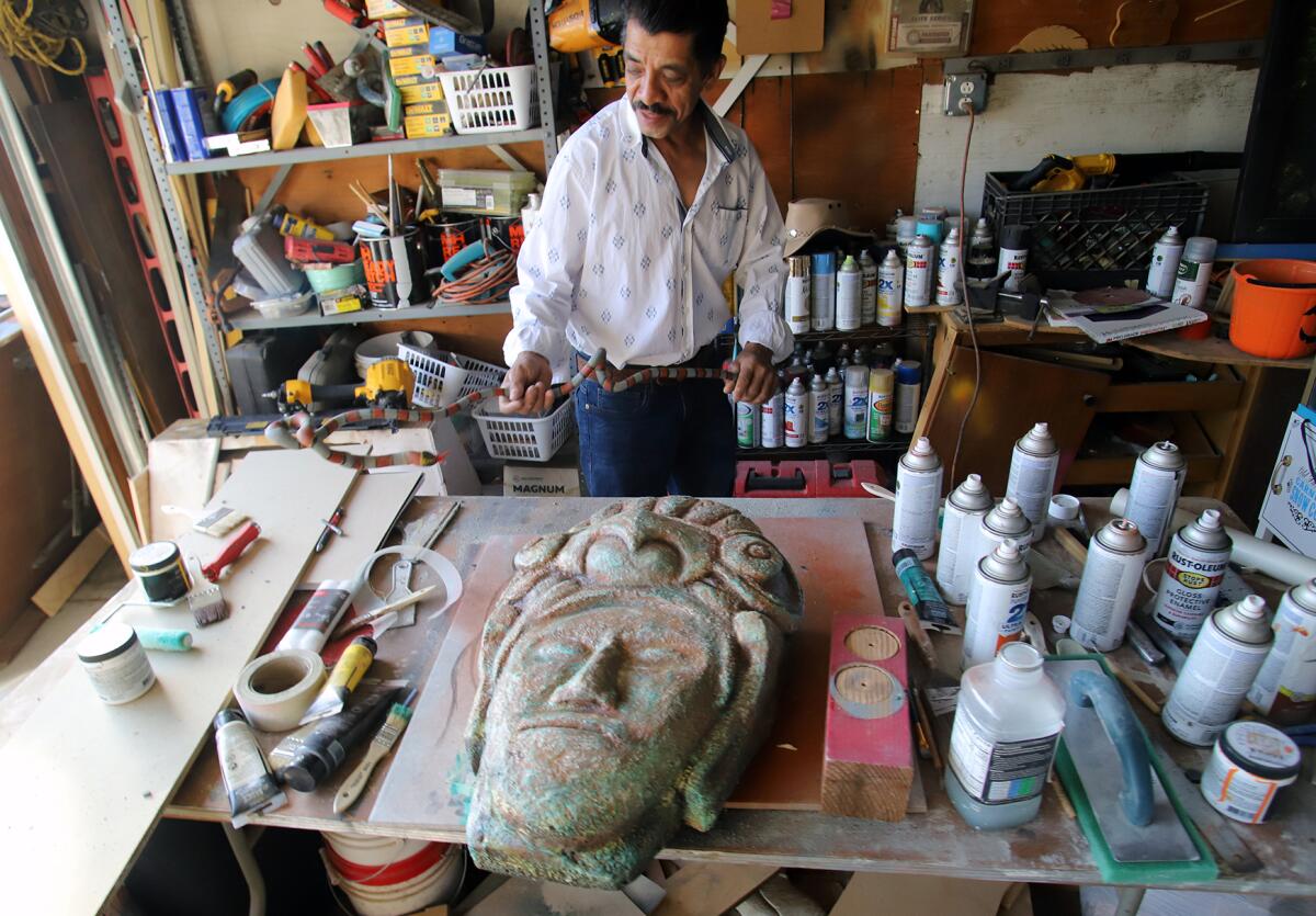 Raúl Monterroso ha convertido su cochera en su centro de arte, en donde lo rodean aerosoles, pinturas, brochas y espátulas.