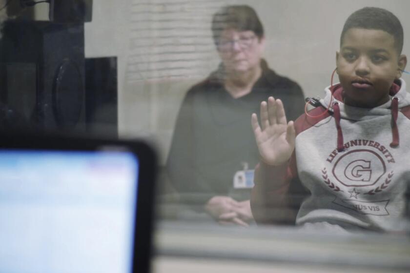 En esta imagen de video facilitada por el Hospital Infantil de Filadelfia, un niño de 11 años que nació con sordera hereditaria se somete a una prueba de detección auditiva en Filadelfia, tras someterse a un procedimiento de terapia génica en octubre de 2023. (Children's Hospital of Philadelphia via AP)