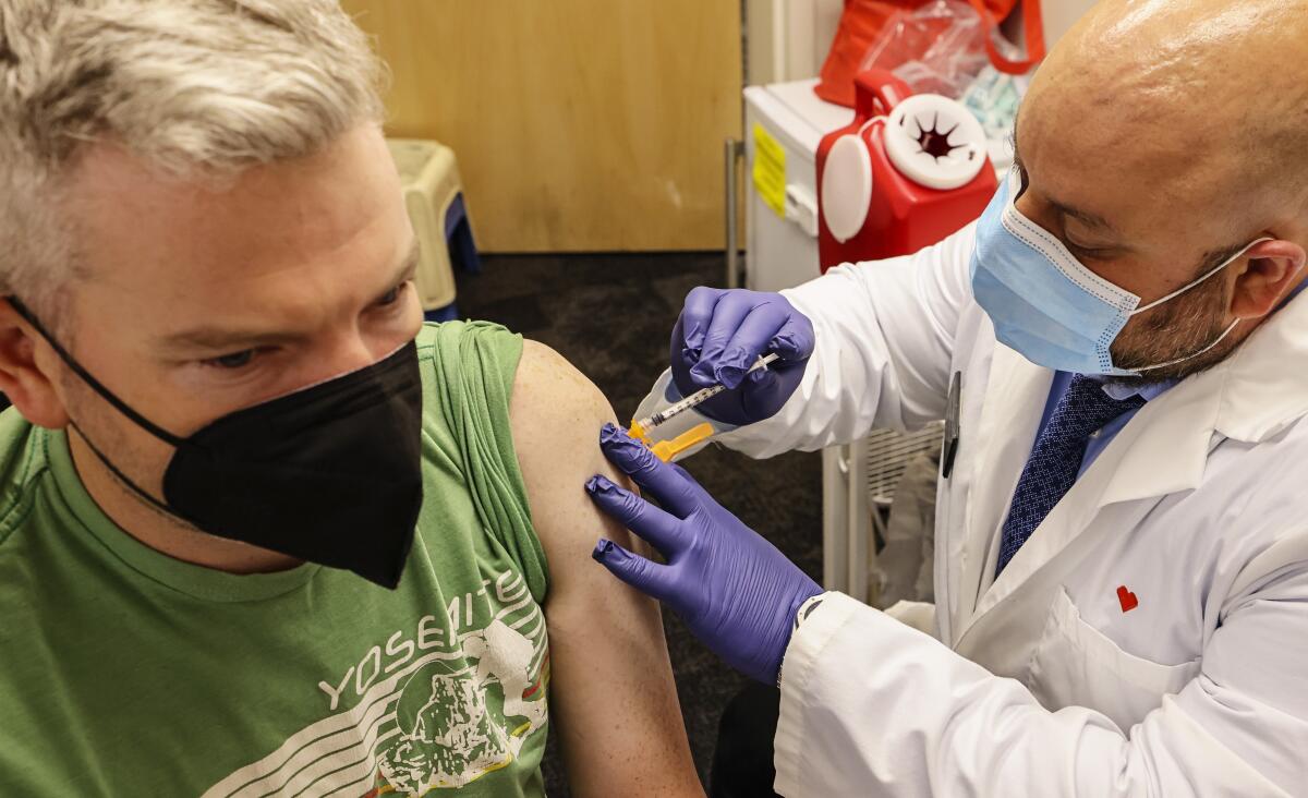 Aparece una nueva variante de Coronavirus y esperan el último refuerzo de vacuna