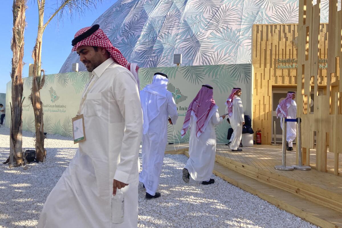 Asistentes visitan el foro Inciativa Verde Saudí cerca de la sede de la cumbre climática COP27, 