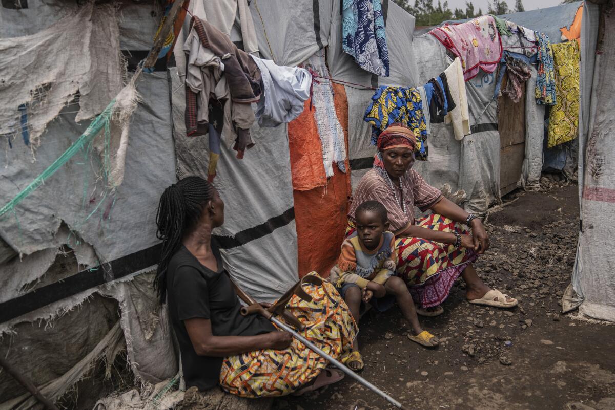 Un grupo de personas en el campo de refugiados Don Bosco, 