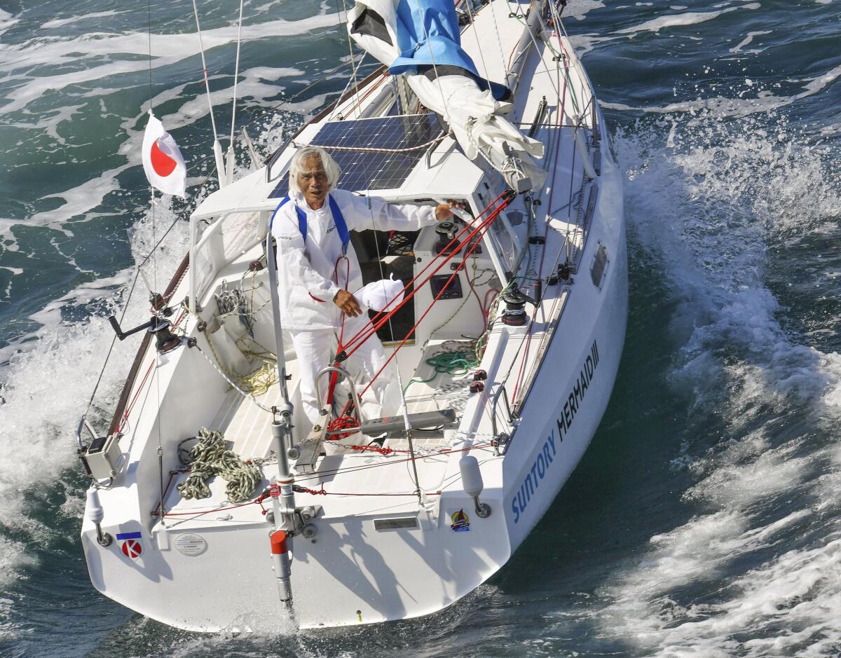 El japonés Kenichi Horie en su velero después de completar su viaje transpacífico en solitario, el sábado 4 de junio de 2022 