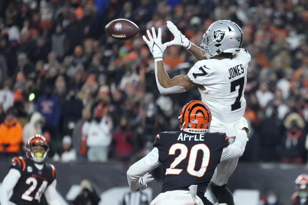 The Raiders' Zay Jones makes a touchdown catch against the Bengals' Eli Apple during the first half Jan. 15, 2022.