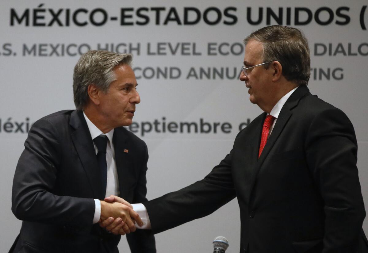 El secretario de relaciones exteriores de México Marcelo Ebrard (der) saluda al secretario de estado norteamericano Antony Blinken
