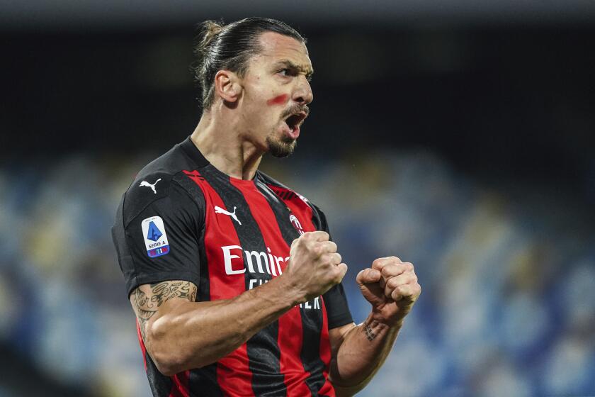 Zlatan Ibrahimovic del Milan celebra su gol en el duelo de la Serie A ante el Napoli, el domingo 22 de noviembre de 2020, en Nápoles. (Alessandro Garofalo/LaPresse via AP)