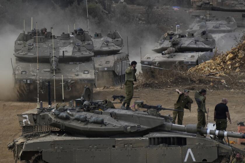 Tanques del ejército israelí maniobran en un área de preparación en el norte de Israel, cerca de la frontera entre Israel y Líbano, el martes 1 de octubre de 2024. (AP Foto/Baz Ratner)